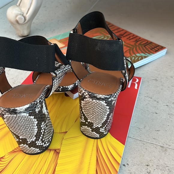 Snakeskin embossed heels with elastic straps - Picture 2 of 4